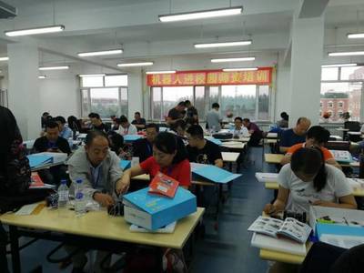 開啟科技夢 小蓋茨在吉林長春開展機器人教學專項培訓